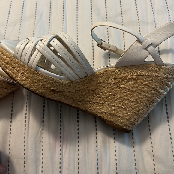 Cute YNot white wedge heels size 8.5! - Picture 8 of 9